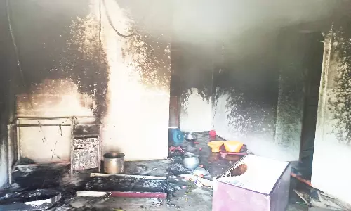 காதல் தகராறில் வாலிபர் வீடு தீ வைத்து எரிப்பு