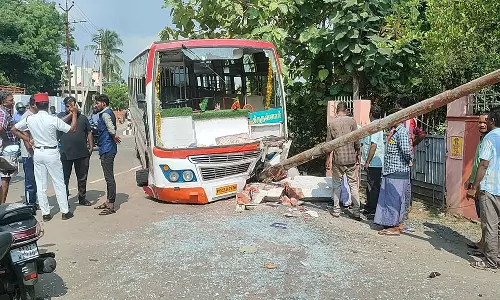 காரைக்கால் நகராட்சி சந்தை அருகே கட்டுப்பாட்டை இழந்த தனியார் பஸ் மின் கம்பத்தில் மோதி விபத்து