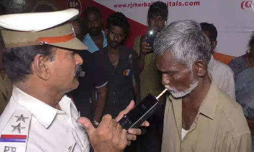 குடிபோதையில் பஸ் ஓட்டிய தமிழக அரசு பஸ் டிரைவர்: பயணிகள் அலறி அடித்து ஓட்டம்