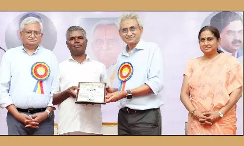 விடுப்பு எடுக்காமல் பணியாற்றிய தொழிலாளர்களுக்கு பரிசு-சான்றிதழ்