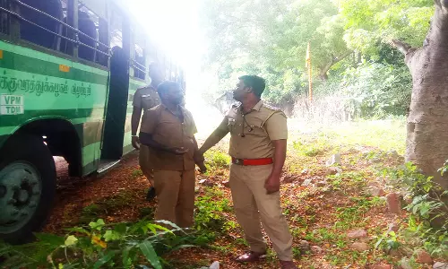 கிழக்கு கடற்கரை சாலையில் இலவச மகளிர் பஸ்சை குடிபோதையில் ஓட்டிய டிரைவர்: மரக்காணம் அருகே திடீர் பரபரப்பு