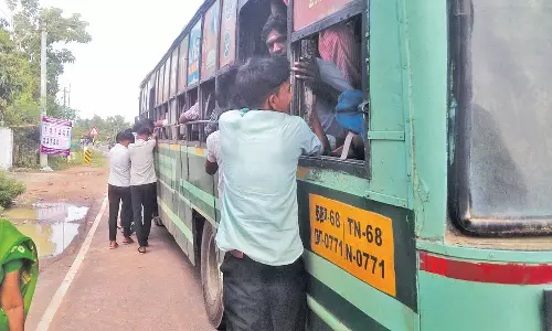 ஆபத்தை உணராமல் பஸ் படிக்கட்டுகளில் தொங்கியபடி செல்லும் மாணவர்கள்