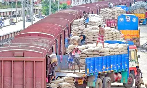 தஞ்சையில் இருந்து கோவை, திருப்பூருக்கு தலா 1000 டன் நெல் அரவைக்காக அனுப்பிவைப்பு