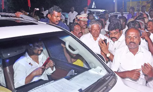 நெல்லைக்கு வந்த அமைச்சர் உதயநிதிக்கு தி.மு.க.வினர் உற்சாக வரவேற்பு