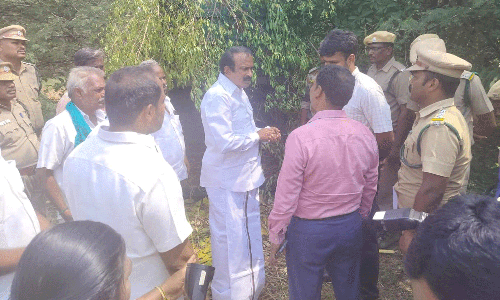 மர்மவிலங்கால் பாதிக்கப்பட்ட பகுதிகளை அமைச்சர் முத்துசாமி நேரில் ஆய்வு