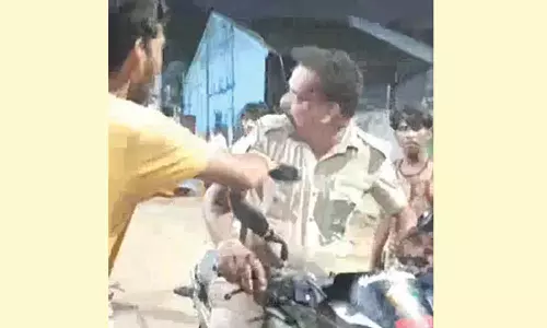 தொழிற்சாலையில் மோதலை விசாரிக்க சென்ற  போலீசாரை தாக்கிய வடமாநில வாலிபர்கள்