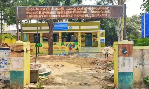 கட்டுமான பணிகள் முழுமை அடையாத நிலையில்  பள்ளி கட்டிடத்தை  திறந்த தலைமையாசிரியை