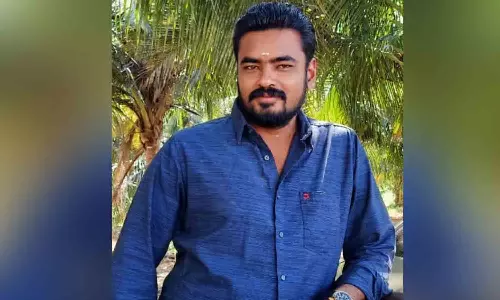 வாய்க்காலுக்குள் மோட்டார் சைக்கிள் பாய்ந்ததில் திருப்பூர் நிதி நிறுவன உரிமையாளர் பலி