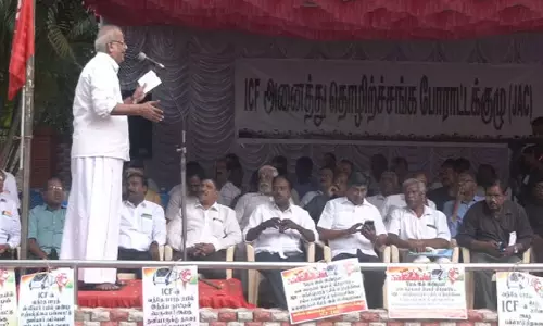 வந்தே பாரத் ரெயில்களை உருவாக்க வெளிநாட்டு நிறுவனத்துடன் ஒப்பந்தம்- ஐ.சி.எப் ஊழியர்கள் ஆர்ப்பாட்டம்