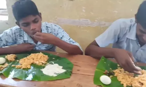 சிறப்பு வகுப்புக்கு வரும் மாணவர்களை ஊக்கப்படுத்த வாழை இலையில் முட்டையுடன் சிக்கன் பிரியாணி: பள்ளி ஆசிரியர் அசத்தல்