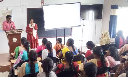 போட்டித்தேர்வுக்கு தயாராகுபவர்களை ஊக்குவித்த கலெக்டர்