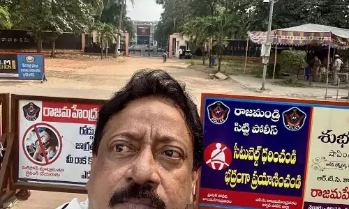 சந்திரபாபு நாயுடு அடைக்கப்பட்டுள்ள ஜெயில் முன்பு ராம் கோபால் வர்மா செல்பி-பரபரப்பு