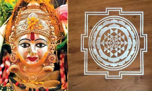 வரலட்சுமி விரத நாளுக்குரிய ஸ்ரீயந்திரக் கோலம்