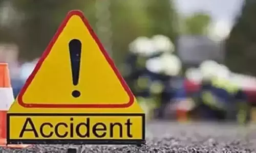 செங்கப்பள்ளி அருகே தேசிய நெடுஞ்சாலையில்மோட்டார் சைக்கிள் மீது கார் மோதி நகைக்கடை அதிபர் பலி