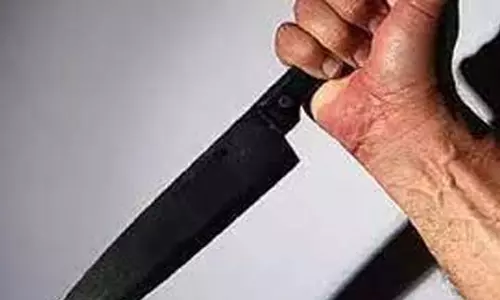 பெண் பழ வியாபாரிக்கு கத்தி குத்து
