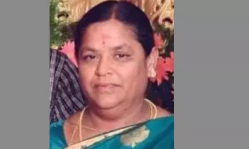 டிப்பர் லாரி மோதி அங்கன்வாடி ஊழியர் உடல் நசுங்கி பலி