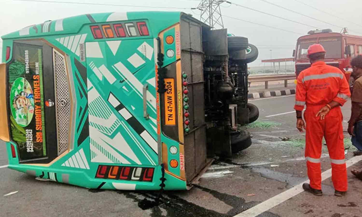 தூத்துக்குடியில் சுற்றுலா வேன் கவிழ்ந்து விபத்து- 15 பேர் படுகாயம்