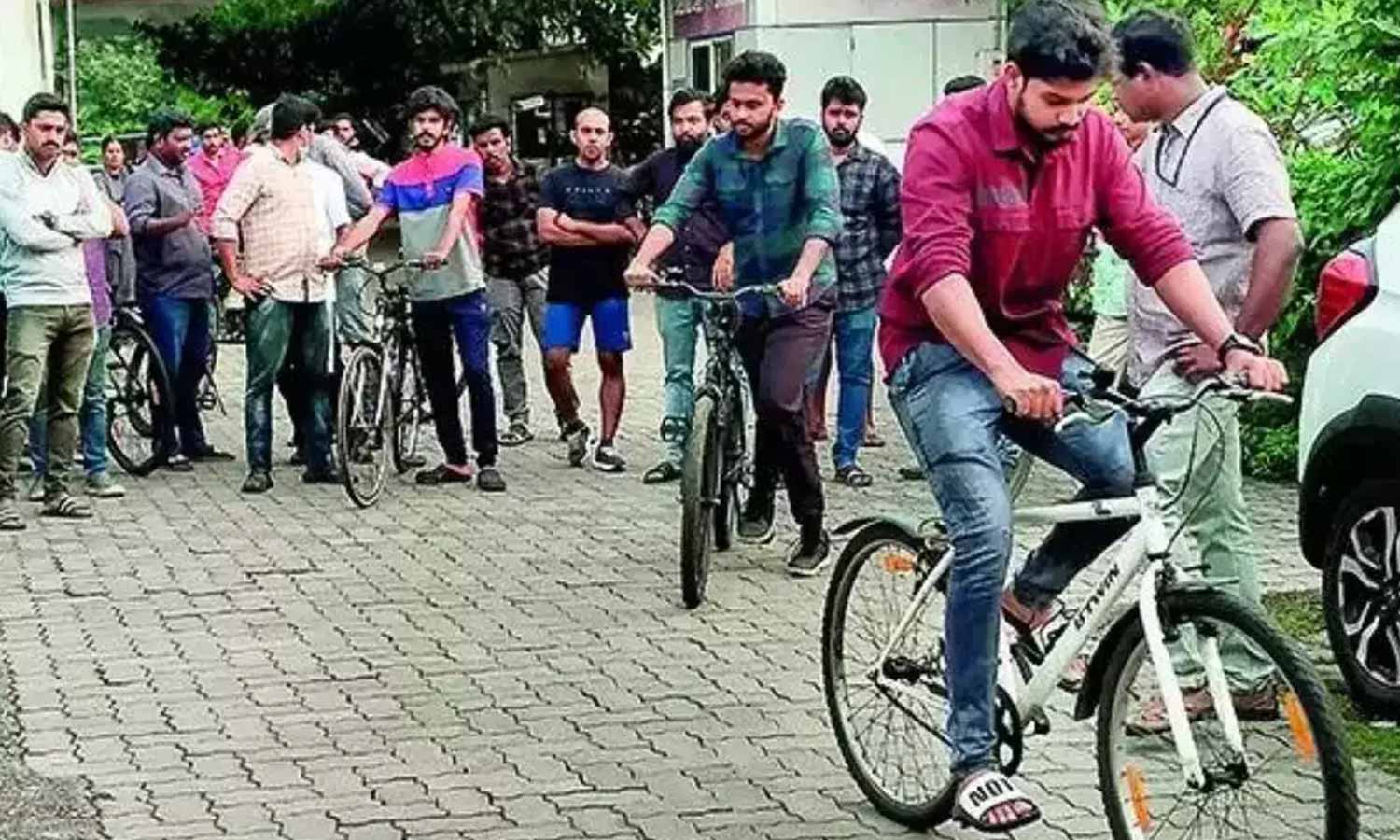 கேரளாவில் வேலையில்லா திண்டாட்டம்: அரசு பியூன் வேலைக்காக குவிந்த என்ஜினீயர்கள்- பி.டெக் பட்டதாரிகள்