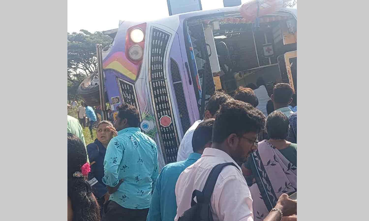 வாழப்பாடி அருகே தனியார் பஸ் சாலையோர தடுப்பு சுவரில் மோதி கவிழ்ந்தது- 14 பேர் காயம்