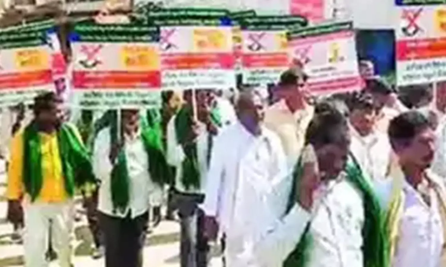 தெலுங்கானா தேர்தலில் காங்கிரசுக்கு எதிராக கர்நாடக விவசாயிகள் பிரசாரம் தெலுங்கானா தேர்தலில் காங்கிரசுக்கு எதிராக கர்நாடக விவசாயிகள் பிரசாரம்