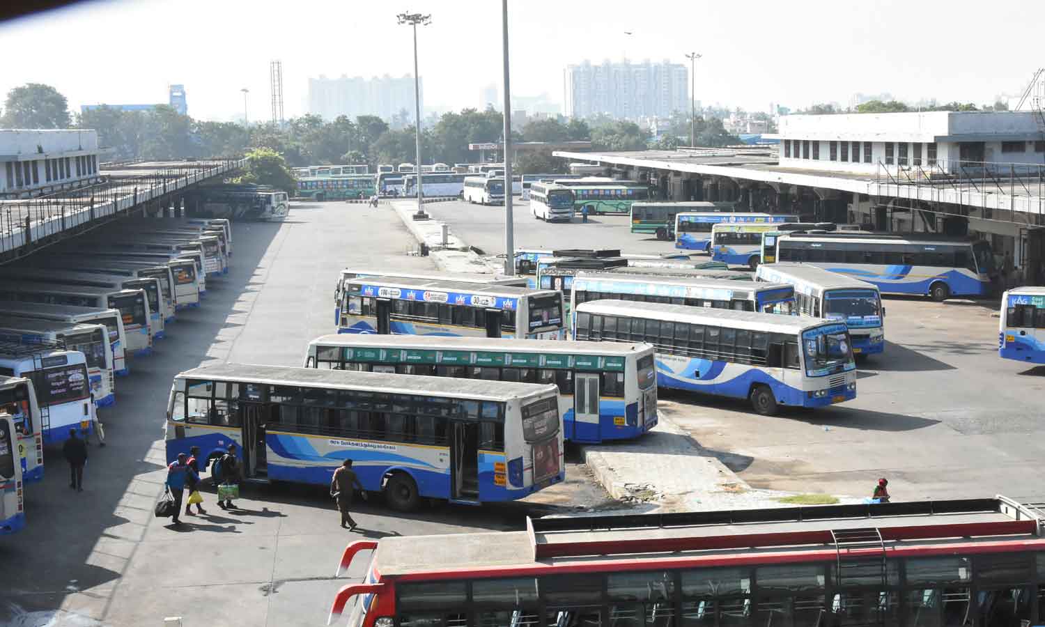 தீபாவளி பண்டிகைக்கு சிறப்பு பஸ்களில் பயணம் செய்ய 90 ஆயிரம் பேர் முன்பதிவு