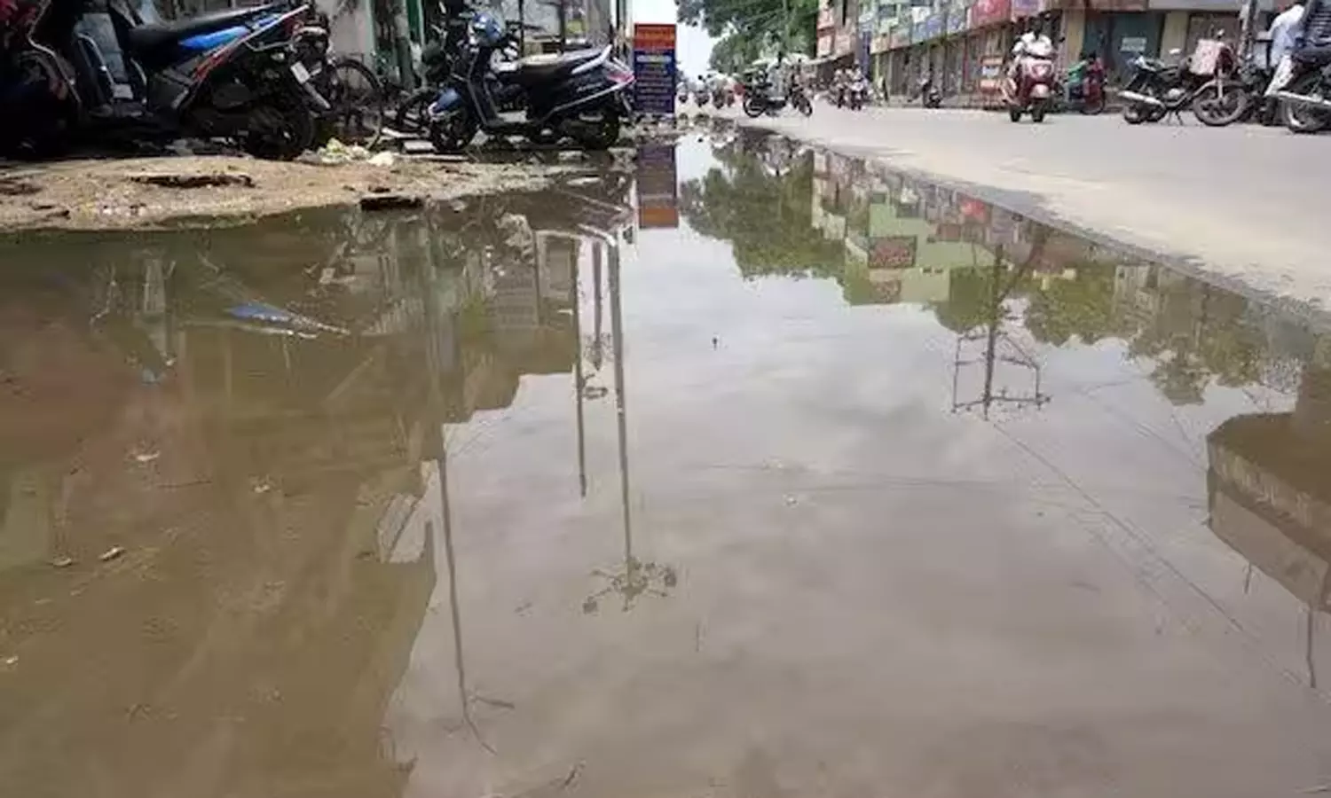 மீஞ்சூரில் மழை நீர் தேங்கும் இடங்களில் முன் எச்சரிக்கை நடவடிக்கை: கவுன்சிலர்கள் வலியுறுத்தல்