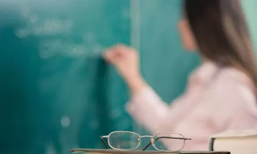 சரியாக பணிக்கு வராத 2,081 ஆசிரியர்களின் சம்பளம் பிடித்தம்: பீகார் அரசு அதிரடி