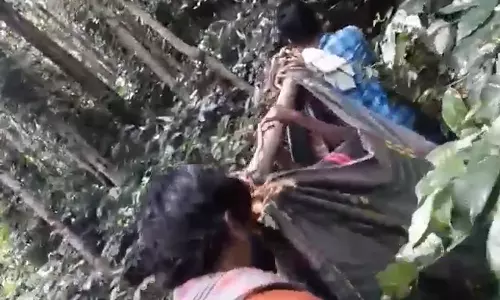 சாலை வசதி இல்லாததால் நோயாளிகளை தொட்டில் கட்டி சுமந்து செல்லும் கிராம மக்கள்