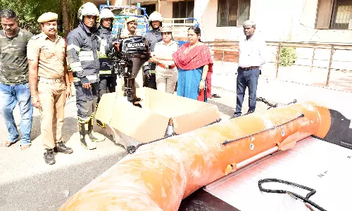 மீட்பு பணிகளுக்காக  மோட்டாருடன் கூடிய ரப்பர் படகு