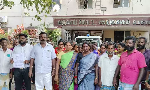 பொன்னேரியில் ஏரி ஆக்கிரமிப்பை அகற்றக்கோரி கோட்டாட்சியர் அலுவலகம் முற்றுகை