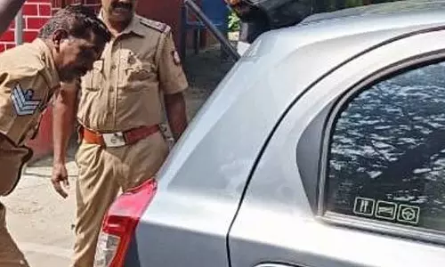கடலூரில் போலீசார் வாகன சோதனை: உரிய ஆவணமின்றி கொண்டு சென்ற 4 கிலோ வெள்ளி பொருட்கள் பறிமுதல்