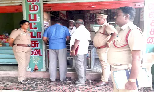 பட்டாசு கடைகளில் வருவாய்த்துறையினர் ஆய்வு
