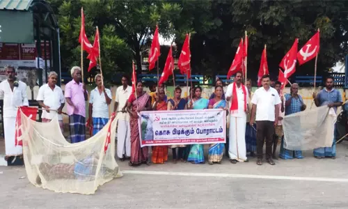 மார்க்சிஸ்ட் கம்யூனிஸ்டு கட்சியினர் கொசு பிடிக்கும் போராட்டம்