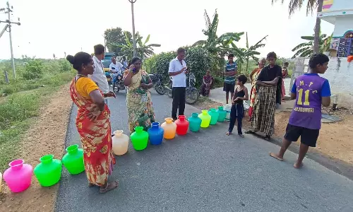 குடிநீர் கேட்டு பொதுமக்கள் சாலை மறியல்