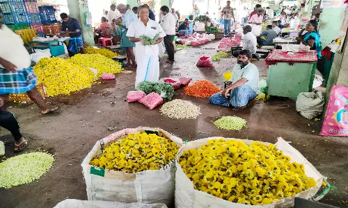 திண்டுக்கல் மார்க்கெட்டில் பூக்கள் விற்பனை மந்தம்