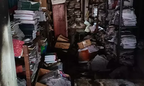 சேலம் கலெக்டர் அலுவலகம் அருகே உள்ள கால்நடை பராமரிப்பு துறை உதவி இயக்குனர் அலுவலகத்தில் திடீர் தீ