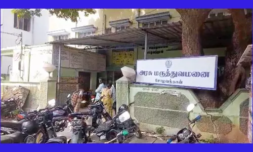 இடிந்து விழும் நிலையில் சுற்றுச்சுவர்