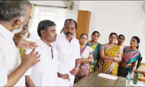 சாலையோர கடைகள் விவகாரம் -  அவினாசி பேரூராட்சி கவுன்சிலர்கள் உள்ளிருப்பு போராட்டம்