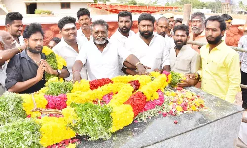 மருதுபாண்டியர் நினைவிடத்தில் முன்னாள் எம்.எல்.ஏ. கருணாஸ் மரியாதை