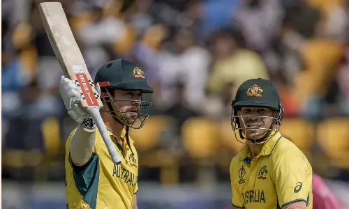 அதிரடியில் மிரட்டிய டிராவிஸ் ஹெட், வார்னர் - நியூசிலாந்துக்கு எதிராக ஆஸ்திரேலியா 388 ரன்கள் குவிப்பு