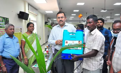 தென்காசியில் விவசாயிகள் குறைதீர்க்கும் நாள் கூட்டம்- கலெக்டர் ரவிச்சந்திரன் நலத்திட்ட உதவிகள் வழங்கினார்