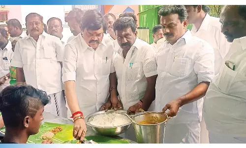 மருதுபாண்டியர்கள் சிலைக்கு அ.தி.மு.க.வினர் மரியாதை