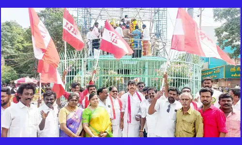மருது பாண்டியர்கள் சிலைக்கு இந்திய ஜனநாயக கட்சியினர் மரியாதை