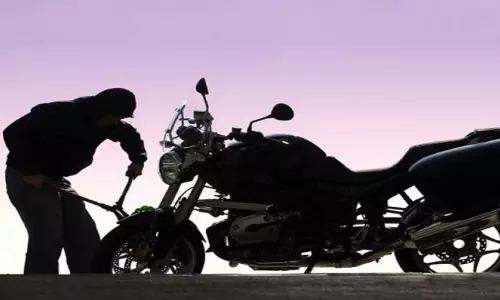 பைக் மீது பஸ் மோதி வாலிபர் பலி