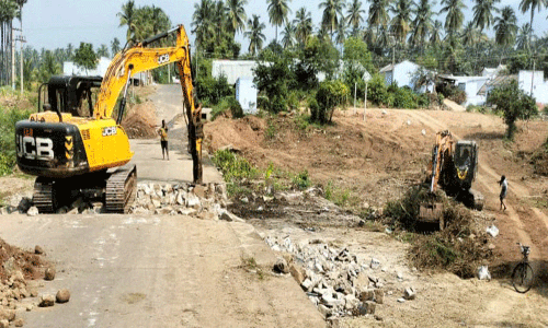 மாற்று பாதை அமைக்காமல் தரைமட்ட பாலம் இடிப்பு