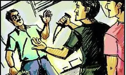 கடலூர் அருகே லாரி டிரைவரிடம் கத்தியை காட்டி பணம், செல்போன் பறித்த சிறுவன் கைது: மேலும் 3 பேருக்கு வலை வீச்சு