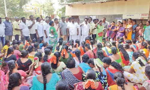 மக்கள் வழிதடத்தை மூடி புதுவை கவர்னர் மாளிகையை சுற்றி பாதுகாப்பு சுவர் எதற்கு?