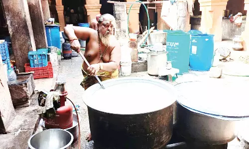 தஞ்சை பெரிய கோவிலில் 1500 கிலோ அரிசி சாதத்தால் பெருவுடையாருக்கு அன்னாபிஷேகம்