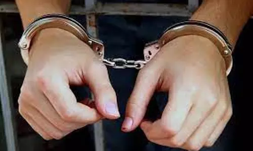 ஓடும் ரெயிலில் நகை பறிப்பில் ஈடுபட்ட வாலிபர் கைது