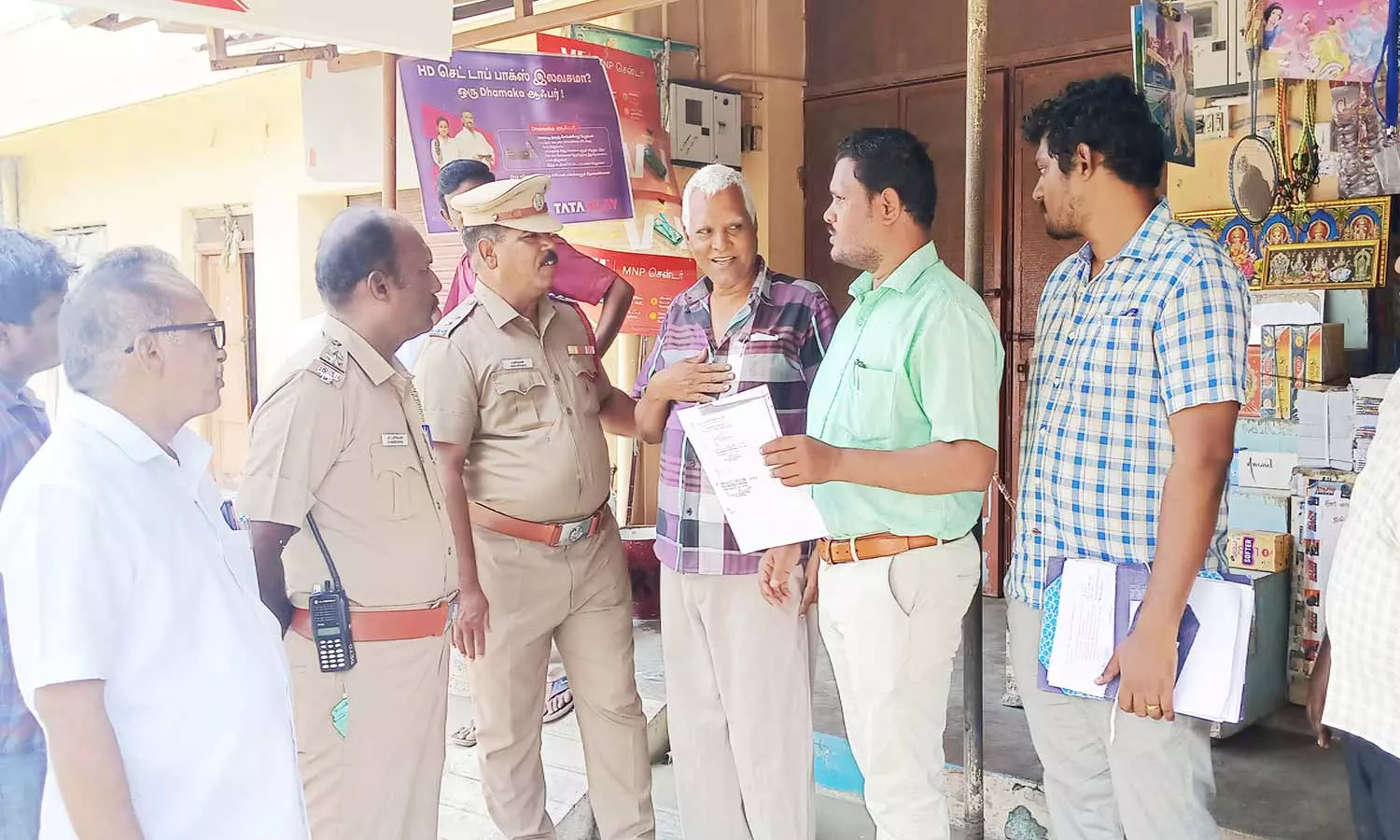 பட்டாசு கடைகளில் தாசில்தார் ஆய்வு பட்டாசு கடைகளில் தாசில்தார் ஆய்வு